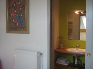 Marieulles莱斯科克力可茨酒店的一间带水槽和镜子的浴室