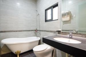 五结渡小夜電梯民宿 Yilannight B&B的浴室配有白色卫生间和盥洗盆。