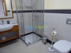 卡巴纳斯·德·塔维拉O Pomar in Cabanas by Wave Algarve的带淋浴、卫生间和盥洗盆的浴室