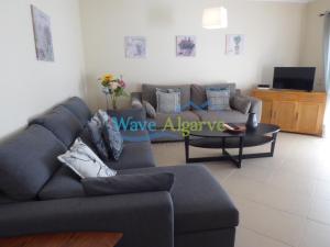 卡巴纳斯·德·塔维拉O Pomar in Cabanas by Wave Algarve的客厅配有沙发和桌子