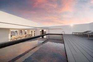 利马索尔Alinea Suites Limassol Center的一座带游泳池和木甲板的房子