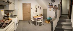 摩德纳R&B La Pomposa dei Motori的一间带桌子、水槽和楼梯的小厨房