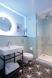 考文垂Telegraph Hotel - Coventry的一间带水槽、卫生间和淋浴的浴室