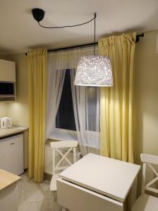 萨尔杜斯Apartment Paula的厨房配有黄色窗帘和吊灯