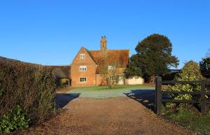 白金汉Cowley Farm, Preston Bissett, Buckingham的一座前方有栅栏的老房子