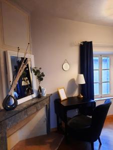 尚贝里Les Suites de Sautet的客厅配有书桌和壁炉
