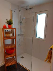 特镇Aux Capucines的带淋浴的浴室和玻璃门