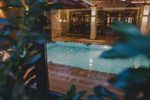 巴特博克莱特昆恣漫酒店|水疗的植物建筑中的游泳池