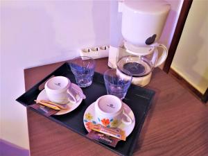 干尼亚迪珀尔托旅馆的一张桌子,上面有咖啡壶和杯子