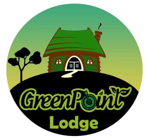 德雷克GreenPoint Drake Bay的山顶上带绿色油漆小屋的房屋