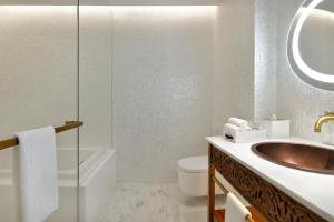 迪拜Hotel Indigo Dubai Downtown, an IHG Hotel的一间带水槽、卫生间和镜子的浴室