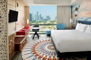 迪拜Hotel Indigo Dubai Downtown, an IHG Hotel的酒店客房享有城市美景,配有一张床。