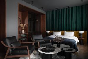 里加A22 Hotel的酒店客房带一张床、一张桌子和椅子