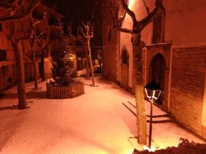 圣朱利亚德维拉托Escloper B&B的一座有树木和建筑物的雪覆盖的小巷