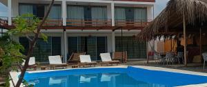 洛斯拉甘斯VidaMar的一个带游泳池和椅子的度假胜地和一座建筑