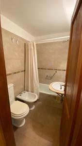 圣马丁德洛斯Samay Huasi - 3 dorm en suite - inmejorable ubicación - cochera cub的浴室设有2个卫生间、水槽和浴缸。