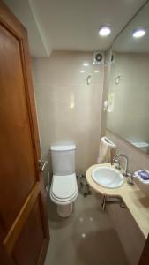 圣马丁德洛斯Samay Huasi - 3 dorm en suite - inmejorable ubicación - cochera cub的一间带卫生间和水槽的浴室