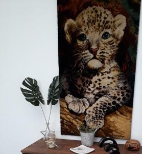 科洛尼亚-德尔萨克拉门托Posada Mela的一张桌子上一幅豹 ⁇ 的画