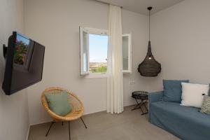 阿吉亚利维格拉酒店的客厅设有蓝色的沙发和窗户。