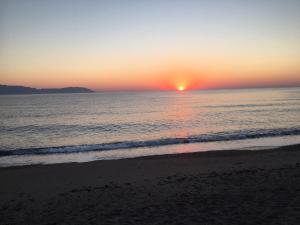 阿齐亚·佩拉加·基西拉Anesis Hotel的海滩上的日落