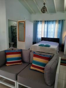 LowlandsCC Best Villas Tobago的客厅配有沙发和1张床