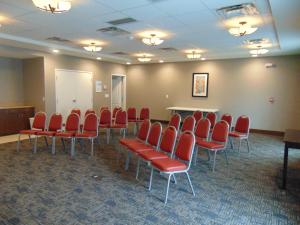 史普林维尔Holiday Inn Express & Suites Springville-South Provo Area, an IHG Hotel的一间会议室,配有红色的椅子和桌子