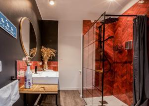 比得哥什E&A Royal Luxury Apartments, Bydgoszcz - SKYLINE的一间带水槽和淋浴的浴室