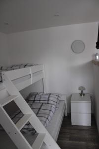 Spišské TomášovceUbytovanie Ľaľa的卧室配有白色双层床和床头柜。
