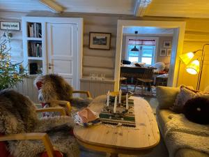 TuddalTuddal Hyttegrend, GAMLESTUGU, Telemark的客厅配有桌子和沙发