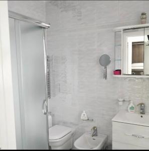 莱切省卡斯特罗Belvedere的白色的浴室设有卫生间和水槽。