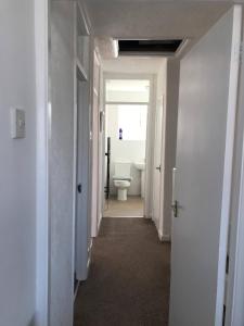 考文垂Diana House - Great location的走廊上的浴室设有卫生间