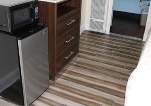 皮斯莫比奇海豚湾汽车旅馆的厨房配有不锈钢冰箱和微波炉。