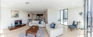 墨尔本Melbourne City Apartments - Teri的客厅配有白色家具和壁炉