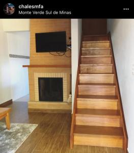 蒙特韦尔迪Chales Mãe e Filho的带壁炉的客厅的楼梯