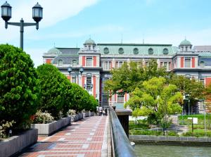 Neyagawa寝屋川潮流酒店的大型建筑前的砖砌走道