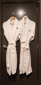基督城Hotel Montreal的门上挂着两件白色长袍