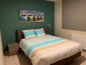 拉罗什-阿登Vakantieappartement Nature-L-ment的卧室配有一张床铺,墙上有两辆巴士