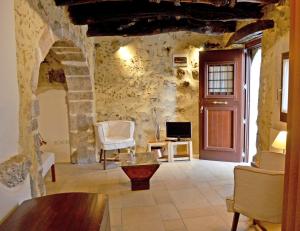罗达奇诺Villa Cosmakis的客厅设有石墙和门