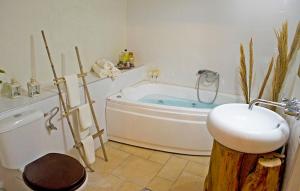 罗达奇诺Villa Cosmakis的带浴缸和盥洗盆的浴室