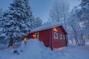 阿卡斯洛姆波罗伊拉科森于普酒店的夜晚雪中的一个红色小小屋