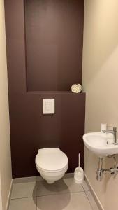 拉罗什-阿登Vakantieappartement Nature-L-ment的浴室配有白色卫生间和盥洗盆。
