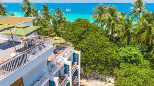 迪古拉Dhiguveli Maldives的从度假村的阳台上可欣赏到海滩景色
