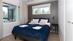 萨利色尔卡萨里塞卡高级公寓假日俱乐部的一间卧室配有一张床,上面有两条毛巾