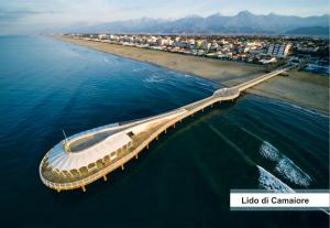 利多迪卡马约雷欧洲大酒店 的海滩旁的水中桥梁