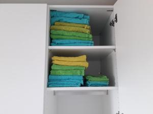 埃佩尔海姆schöne 3 Zimmer Stadtwohnung的架子上带彩色毛巾的衣柜
