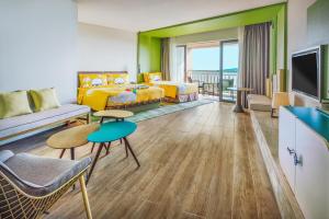 三亚三亚湾假日度假酒店的酒店客房设有两张床和一个阳台。