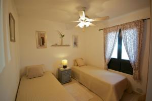 普拉亚布兰卡VILLA NEPAL的一间卧室设有两张床和窗户。