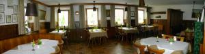 Sontheim im StubentalSontheimer Wirtshäusle的一间在房间内配有桌椅的餐厅
