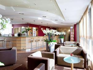 多特蒙德多特蒙得城美居酒店的带沙发的酒店大堂和酒吧