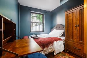 纽约Lamartine Chelsea的一间卧室配有一张带书桌的床和窗户。